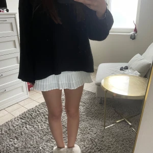 Vit plisserad minikjol - Säljer en vit plisserad minikjol med klassisk tennisstil. Enkel att matcha med olika toppar för en fräsch outfit. Aldrig använd