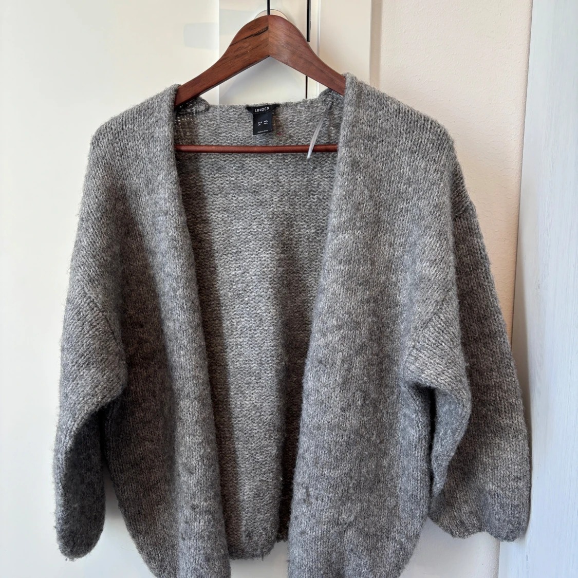 Grå stickad kofta från Lindex