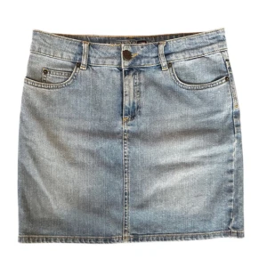 Ljusblå jeanskjol från Lexington - Säljer en klassisk ljusblå jeanskjol från Lexington med. Kjolen har bälteshällor och en liten slits bak för extra rörelsefrihet. 