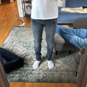 Nudie Jeans  - Riktigt snygga jeans från Nudie som sitter skinny/slim fit, super snygg grå tvätt och i storlek 30/32, hör av dig vid funderingar 😁