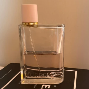 Burberry her parfym - Säljer en burberry her parfym som har hälften kvar. Från början 100ml. Nypris 1200kr.
