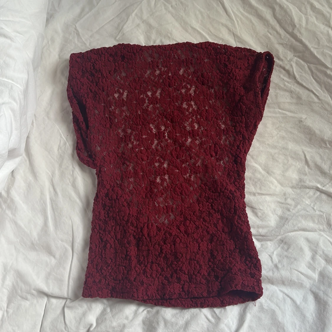 Vinröd spetsig croppad topp - 1