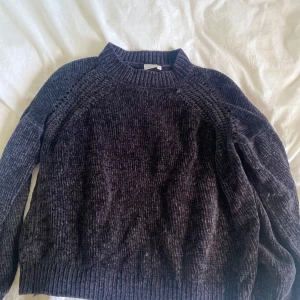 Svart stickad tröja från Club XPRS - Mysig svart stickad tröja från Club XPRS i storlek S. Tröjan har en rund halsringning och långa ärmar med ribbade muddar. Perfekt för kyligare dagar och enkel att matcha med olika outfits.