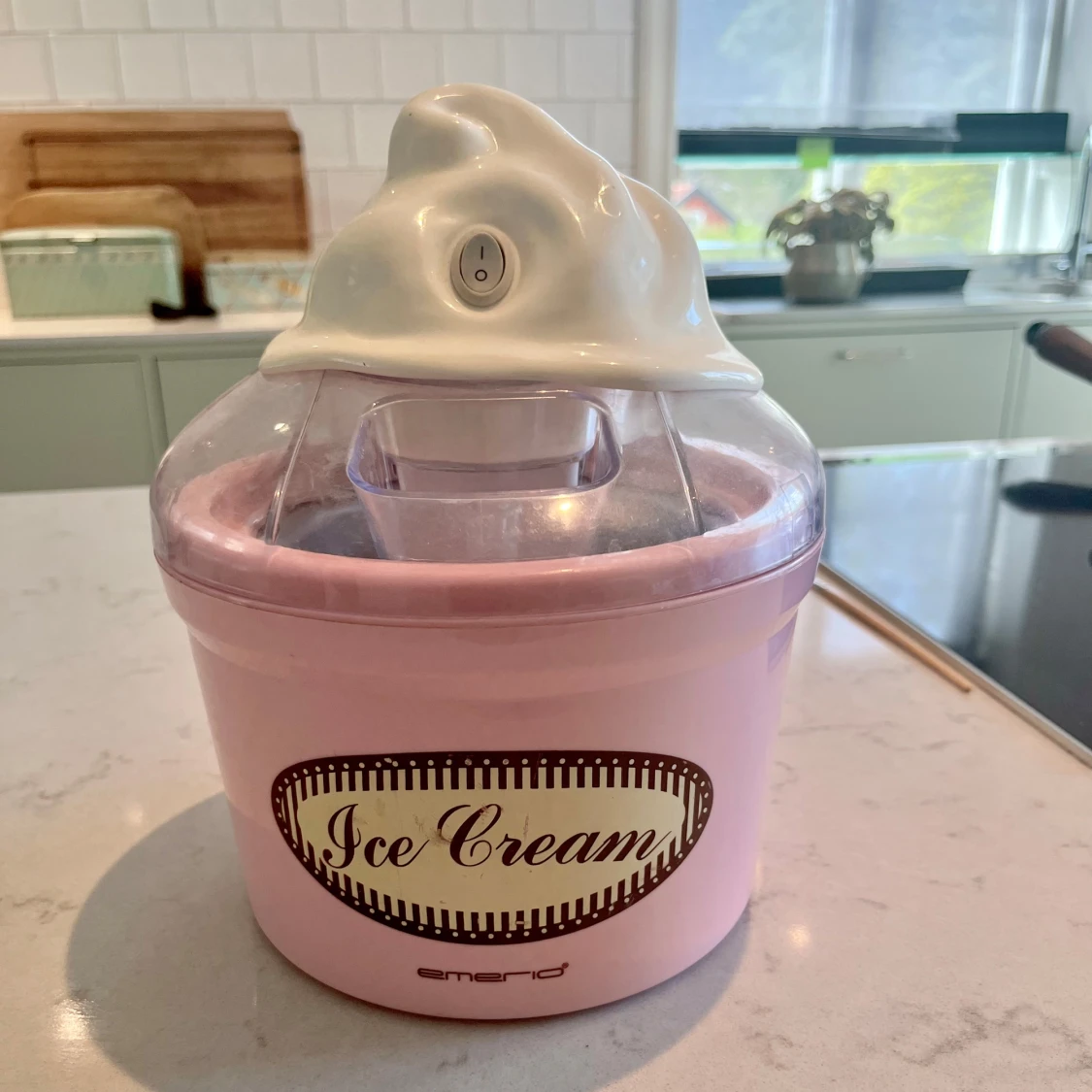 Rosa glassmaskin från Emerio - 1