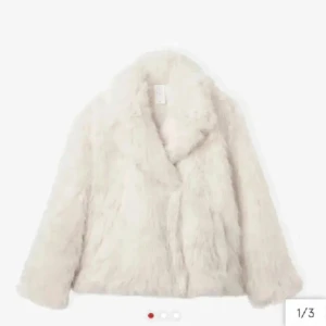 Vit pälsjacka - Jättefin pälsjacka från CarinWester som jag säljer pga att den är för stor för mig💕 hör gärna av er vid frågor eller tryck direkt på köp nu😊har redan sänkt priset från 550 till 450 så kommer inte kunna gå ner mycket lägre än så💕