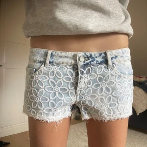 Lågmidjade shorts med spets - Midjemåttet tvärs över ca 41cm men passar mig som har höftomkrets ca 85-86cm 