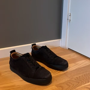 Louboutin fun Louis junior flat - Säljer nu mina trogna skor då de inte passar mig längre. Skick 8/10, har bytt snören. Köpta sommaren 2023 men är väldigt välbehållna. Skriv vid frågor! Pris går att diskutera vid snabb affär. 