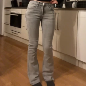 Gina grå lågmidjade bootcut jeans  - Snygga grå lågmidjade bootcut jeans från Gina tricot. Materialet är stretchiga och så passar både 34 och 32! Är själv 164. Jeansen har inga fläckar men har dock lite slitningar nederst på ena benet (se bild) därav det låga priset!💕