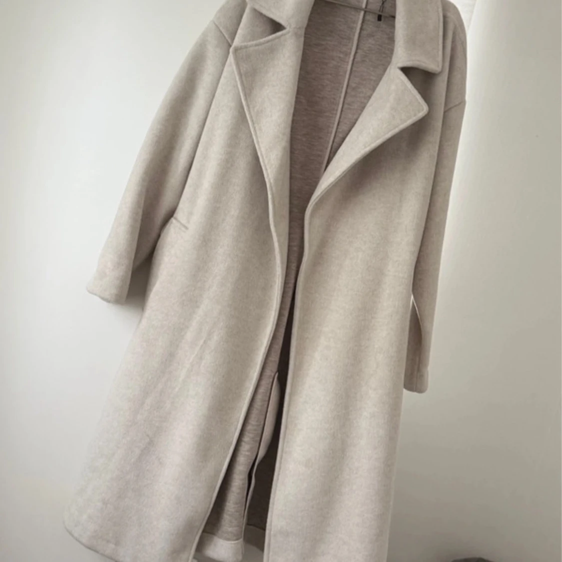 Beige kappa med bälte från Amisu  - 1