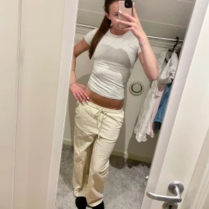 Beiga linnebyxor - Säljer ett par beiga linnebyxor! Har tyvärr blivit för korta. Men jättefina 🤍🤍