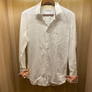 Burberry skjorta  - Hej! Säljer nu min skjorta från märket Burberry , storlek L bra skick, givetvis äkta. Tveka inte på att höra av dig om du har frågor eller funderingar kring skjortan!