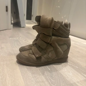 Gröna skor från Isabel Marant - Snygga skor från isabel marant, de är gröna - beiga, färgen på bild stämmer inte riktigt överens - lite slitage men väldigt fräscha - pris är diskuterbart - passar 37 också (jag var 37.5)