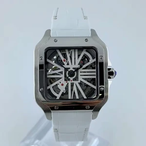 Lyxig klocka med skeletturverk - Säljer en elegant fyrkantig klocka med synligt skeletturverk och stora romerska siffror. Finns med armband i vitt, brunt, grönt eller mörkblått skinn. Boetten är i silverfärgad metall och klockan har en modern, stilren design.