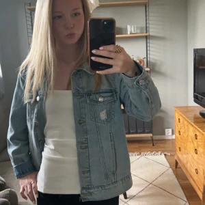 Ljusblå jeansjacka från Vero Moda - Säljer denna ljusblå jeansjacka från Vero Moda. Rak passform och lång ärm. Perfekt till vår och sommar! Köpte för 400kr. 