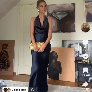 Mörkblå långklänning med halterneck - Så fin mörkblå balklänning, köpt för 1700 från australien, storlek M men passar en S. Den är endast testad, säljer då den är för kort är 174 för referens💕 pris kan diskuteras!!