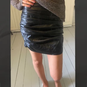 Räfflad skinn kjol  - Snygg kjol för fest