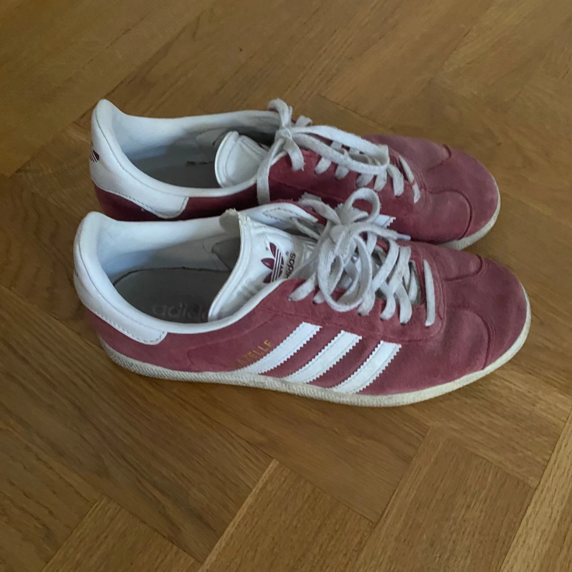 Adidas Gazelle i vinröd mocka - 1