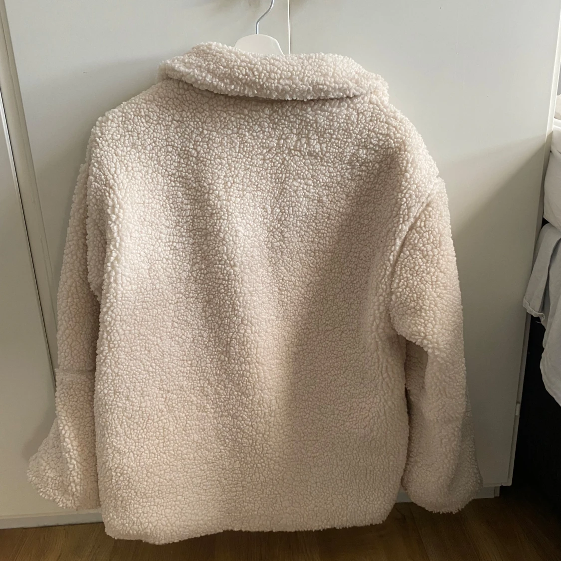 Beige teddyjacka från hm - 2