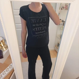 Topp med tryck - Svart t-shirt med fint tryck, fint skick! Är storlek Xl men mer som L är oversized M