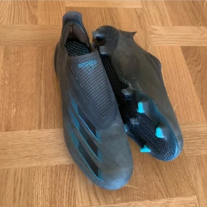 Adidas X Ghosted + FG/AG - Säljer ett par svarta Adidas fotbollsskor, skorna är väldigt lätta och smidiga. Storleken är 48 i fransk storlek men passade mig som har 45-46. 