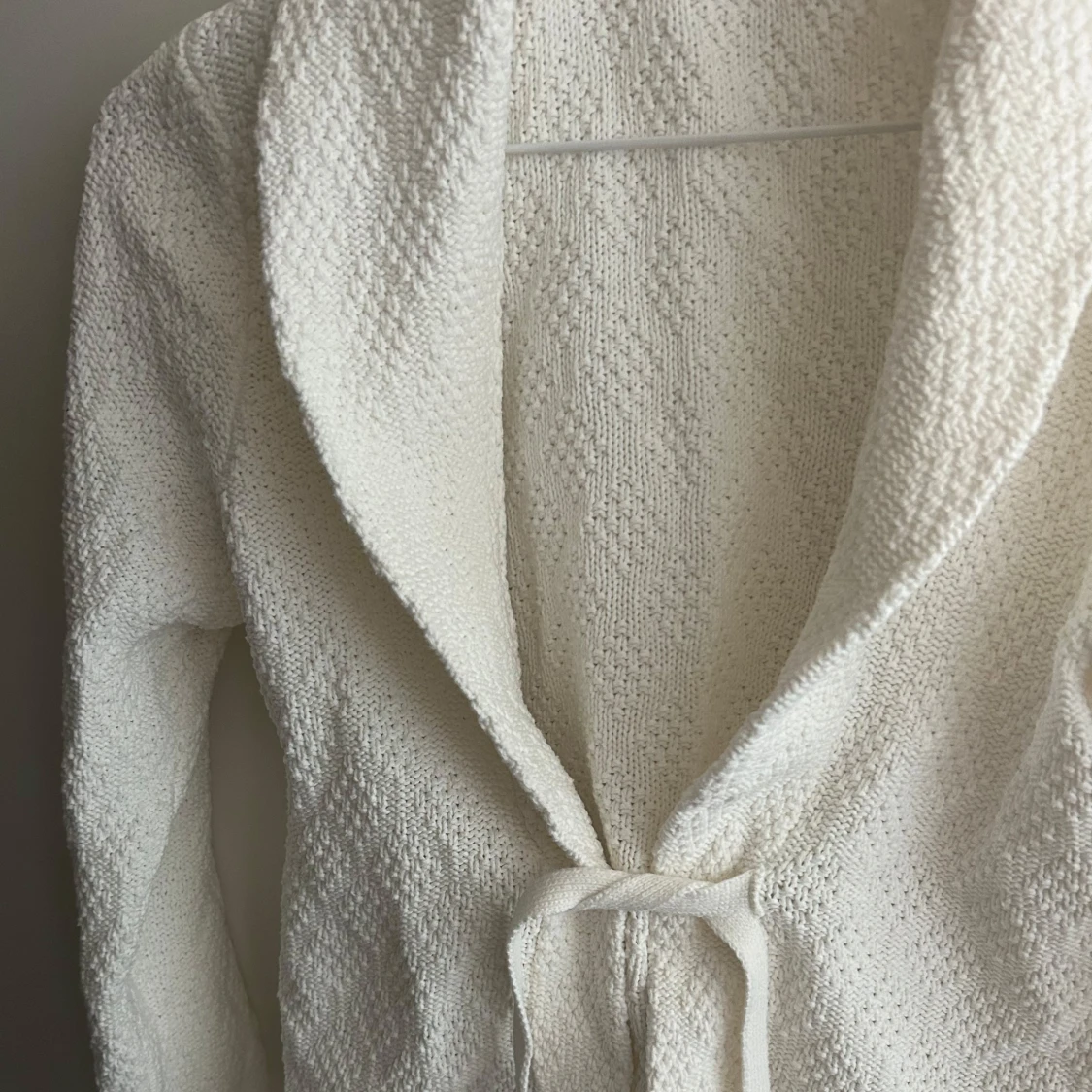Vit kofta med knytband - 2