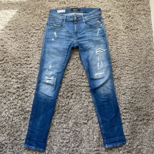 Replay anbass jeans med slitningar  - Säljer dessa rikigt feta Replay anbass jeans med slitningar utan hål!⭐️Storlek : W29/L32!🙌 Skick : 9,5/10!🤝 Hör gärna av er om ni har funderingar!👍