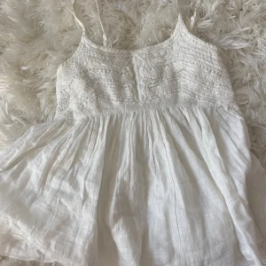 Vit somrig topp från Mango - Supersöt vit topp från Mango med smala axelband