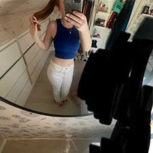 Vita jeans  - Säljer ett par vita flare jeans som är stilrena och passar till mycket och alla årstider. Katthår kan förekomma och finns även små fläckar på byxorna(2 sista bilderna) men inget speciellt märkvärdigt 😊