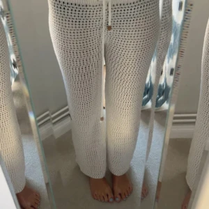 virkade byxor - Säljer ett par virkade byxor, lite korta på mig men de har en utsväng modell och är stretchiga❤️ Jag är 174 för referens☀️