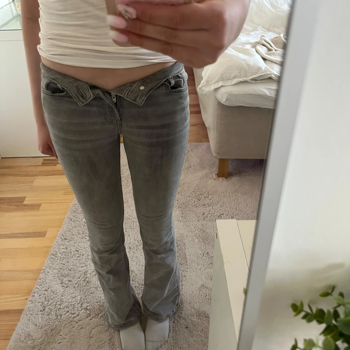 Grå lågmidjade jeansbyxor