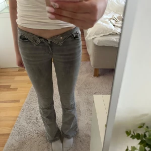 Grå lågmidjade jeansbyxor - Säljer ett par grå jeansbyxor som är mid waist, säljer för att de är för små i midjan. I storlek 32