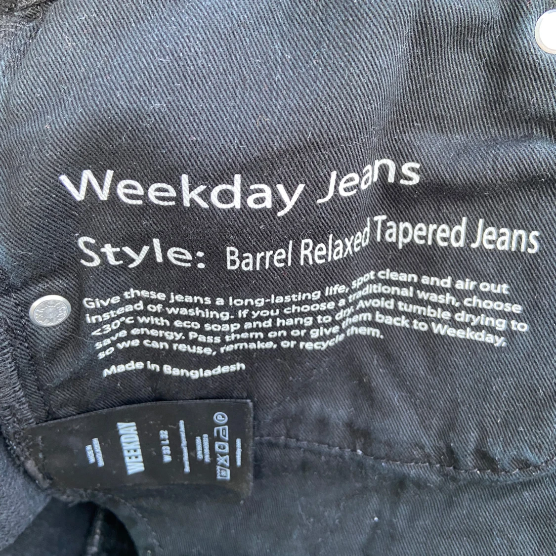 Svarta Barrel Relaxed Tapered Jeans från Weekday - 3