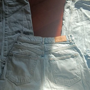 Ljusa jeans med slitningar - Snygga ljusa jeans med slitningar på knäna. De har en klassisk femficksdesign och en rak passform. Perfekta för en avslappnad stil. Från gina, storlek 34