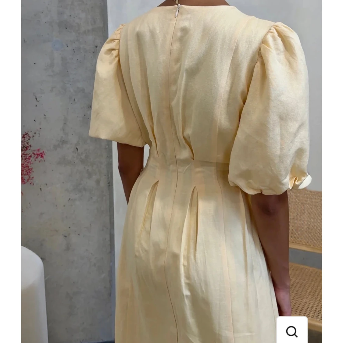 Ljusgul klänning med puffärmar - 1