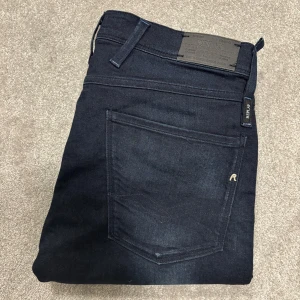 Replay Anbass jeans - Säljer dessa mörkblå Replay Anbass jeans (slimfit)! Jeansen är i bra skick, inga defekter men släpper de för en steal, size 31/32. Skriv vid funderingar, 