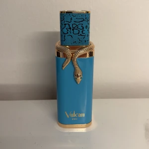 Vulcan Feu 5ml - Vulcan Feu 5ml. Unik och tropisk sommardoft! Efterliknar Stephanie Humbert Lucas ”God of fire” perfekt doft för sommaren! 5% rabatt vid köp av bundle/minst 2 varor. 