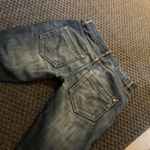 Dondup George  - Säljer ett par tvär feta dondup jeans i moddelen skinny George👖Skick 8,5/10😳👏nypris på dessa är runt 3600kr vårt pris 750kr. De har inga defekter och är nästan nytt skick.  Åter till försäljning då dom tyvärr inte passade. 