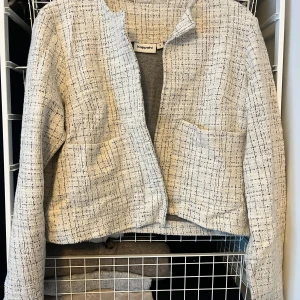 Tweed blazer - Kavaj/kofta/bolero i tweed från Kappahl storlek S använt en gång 🥲super bra för lite casual fin