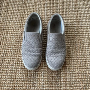 Bottega veneta  - Fett snygga Bottega veneta skor. Sprickan är lagad och hålen är igen fyllda så att de är helt funktionella att gå i. Förutom de så är skicket runt 7/10