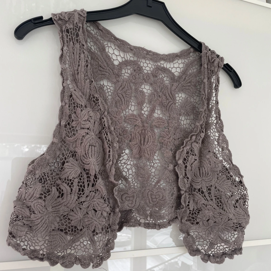 Grå spetsväst med blommigt mönster