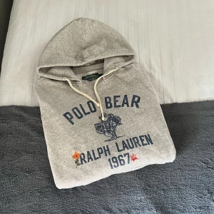 Ralph Lauren Polo Bear Hoodie  - Säljer denna feta Hoodie från Ralph Lauren. Väldigt sällsynt!. Storlek L men upplevs mindre i storlek, mer som en S/M. Unisex modell. Modell på sista bilden är 179 cm. Hör gärna av er vid funderingar 🙌