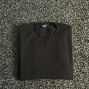 Svart kashmirtröja  - Säljer en stilren svart tröja i 100% kashmir från Cashmere.ch. Tröjan har rund halsringning och långa ärmar, perfekt för dig som vill ha något mjukt och klassiskt i garderoben. Passformen är normal och materialet känns lyxigt mot huden. Otroligt bekväm och i nytt skick. Köpt ny för 1300