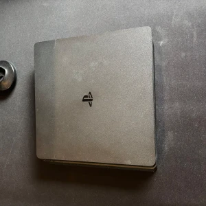 PS4-spelpaket med 8 titlar - Säljer ett paket med 8 PlayStation 4-spel: Fishing, FIFA 19, LEGO Marvel Super Heroes, Stardew Valley, LEGO Jurassic World, Rayman Legends, NHL 18 och Farming Simulator 17. Perfekt blandning av sport, äventyr och simulering för alla smaker.