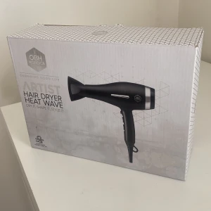 OBH Nordica Artist hårfön - Använd en gång sen köpte jag en dyson så därför säljer jag denna snygga svarta hårfönen från OBH Nordica. Den kommer med ett tunnare munnstycke och en beskrivningsbok. Köpt för 499kr men säljer för 279kr!❤️