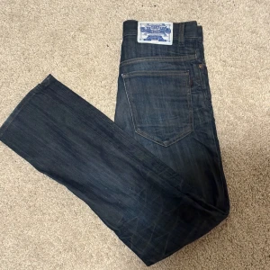Mörkblå jeans st 29/32 - Säljer ett par ass feta Crocker jeans i st 29/32. Jeansen går ej att på tag på längre och är i ass bra kvalité. Priset är ej hugget i sten😄🌟