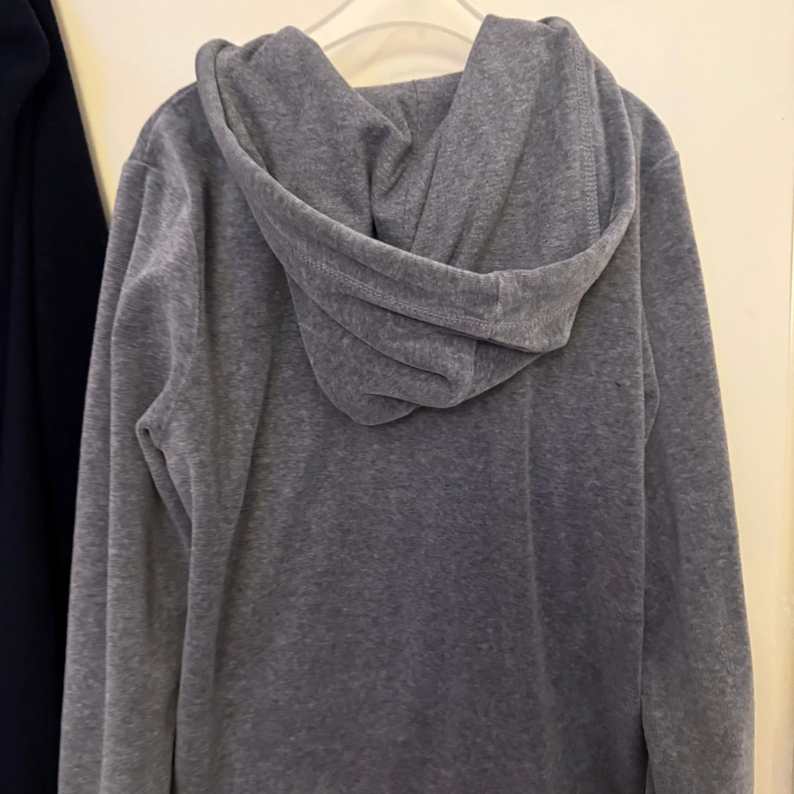 Grå hoodie med dragkedja - 1