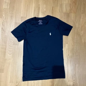 Ralph lauren t-shirt - Trendig Ralph lauren t-shirt som jag nu säljer då jag rensar, strl S och fint skick. Kan postas snabbt💘🫰🏽💕❣️