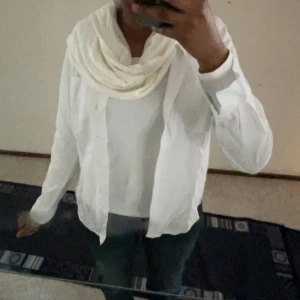 Vit långärmad skjorta i bomull - Aldrig använd