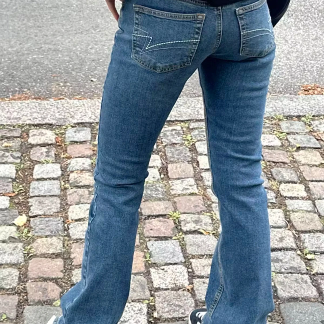 Blå bootcut jeans från Junkyard