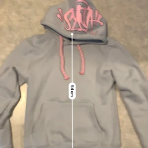 Syna world hoodie - Säljer en helt ny syna world hoodie i storlek S. Originel förpackning medföljer som ni kan se på den sista bilden. Hör av er om ni undrar något!